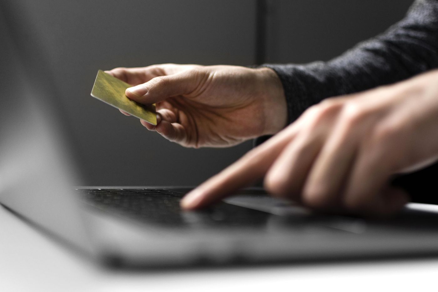 Inversión fraudulenta en criptomonedas a través de una plataforma falsa